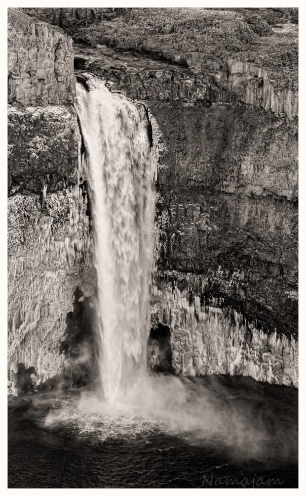 Palouse Falls, 192' (58.5m).  Winter is upon the Palouse, you can see the ice forming on the sides. 